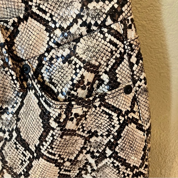 Good American Good Classic Faux Snake Skin Pants, size 4, NWOT - Picture 5 of 11